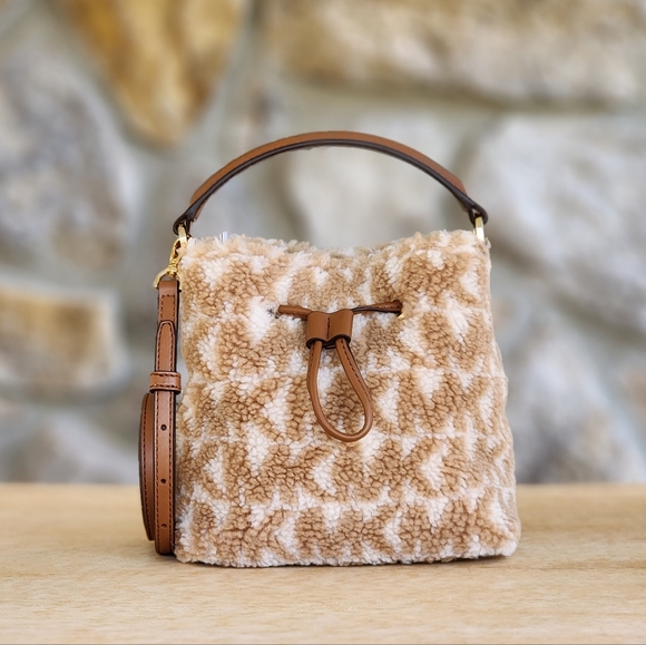 Michael Kors Suri Bucket Logo SM Bucket Crossbody - Picture 1 of 8